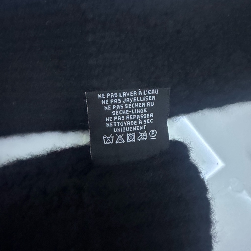 Authentic Chanel cashmere gloves !! One size! NWT - Picture 8 of 9